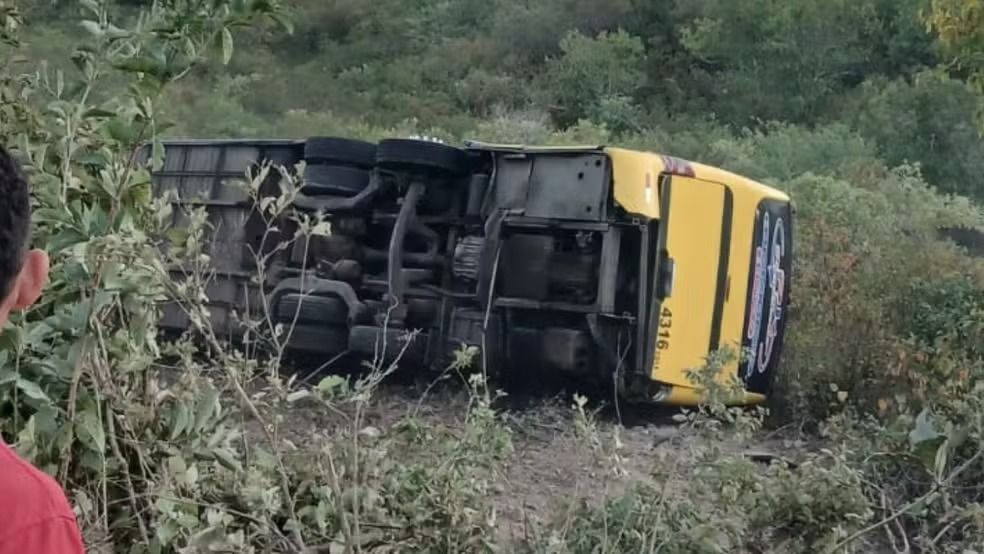 Ônibus com romeiros tomba e provoca a morte de duas pessoas no Ceará