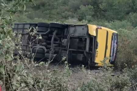 Ônibus com romeiros tomba e provoca a morte de duas pessoas no Ceará