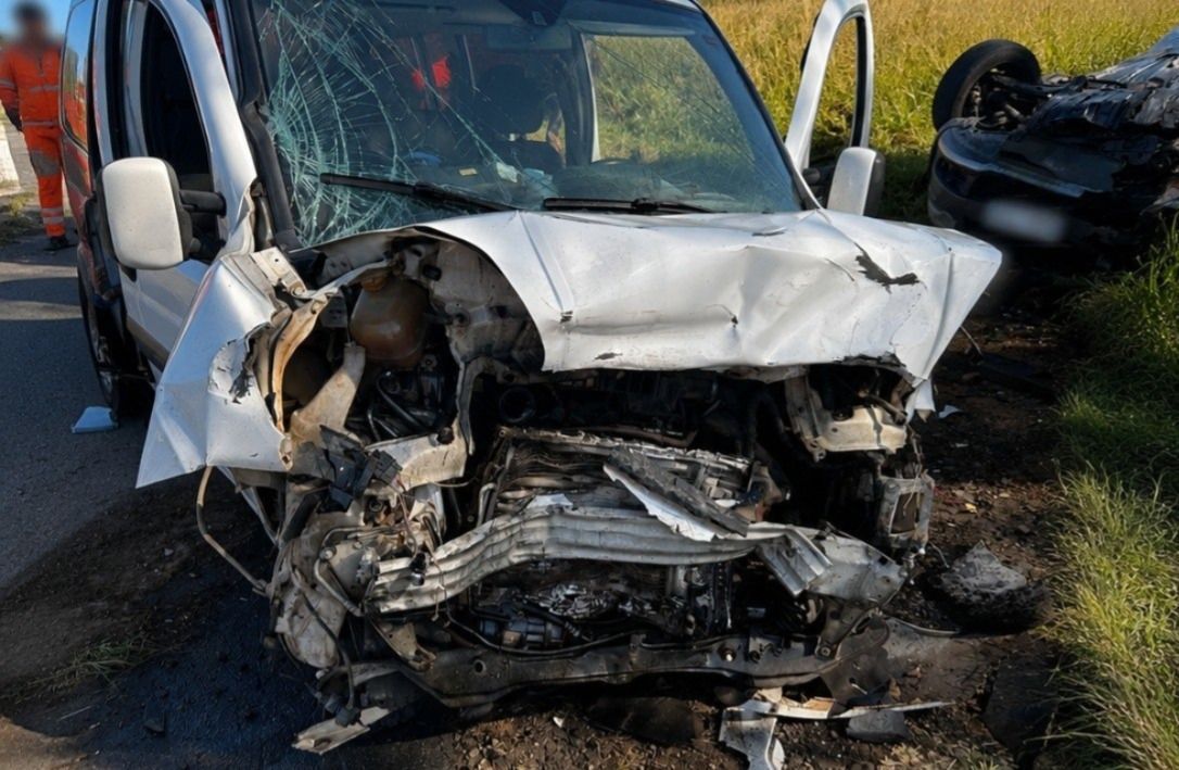 Batida entre dois carros na MG-050 deixa 11 pessoas feridas