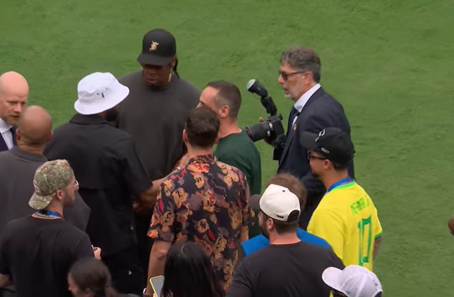 Astro do rap, Jay-Z 'rouba a cena' e cumprimenta Neymar antes de Brasil x Noruega
