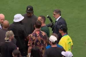 Jay-Z 'rouba a cena' e cumprimenta astros do Brasil antes de jogo contra a Noruega