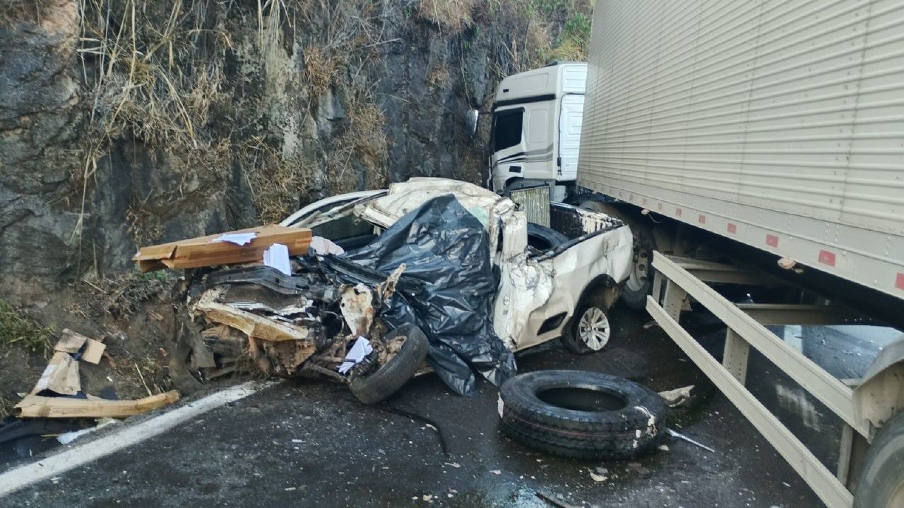 Motorista morre em acidente entre caminhonete e carreta na BR-381