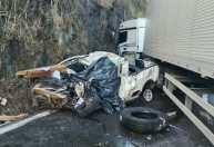 Motorista morre em acidente entre caminhonete e carreta na BR-381