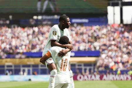 Dembele e Mbappé celebram gol da França na Copa