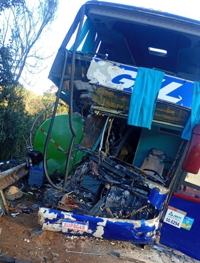 Sobe para três o número de mortos em acidente com excursão de Mariana na BR-267