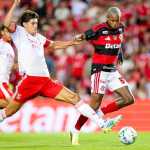 Wallace Yan 'baila', Flamengo vence o Benfica e conquista o Troféu do Algarve