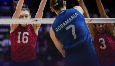 Jogadoras de Brasil e Estados Unidos em ação pela VNL Feminina