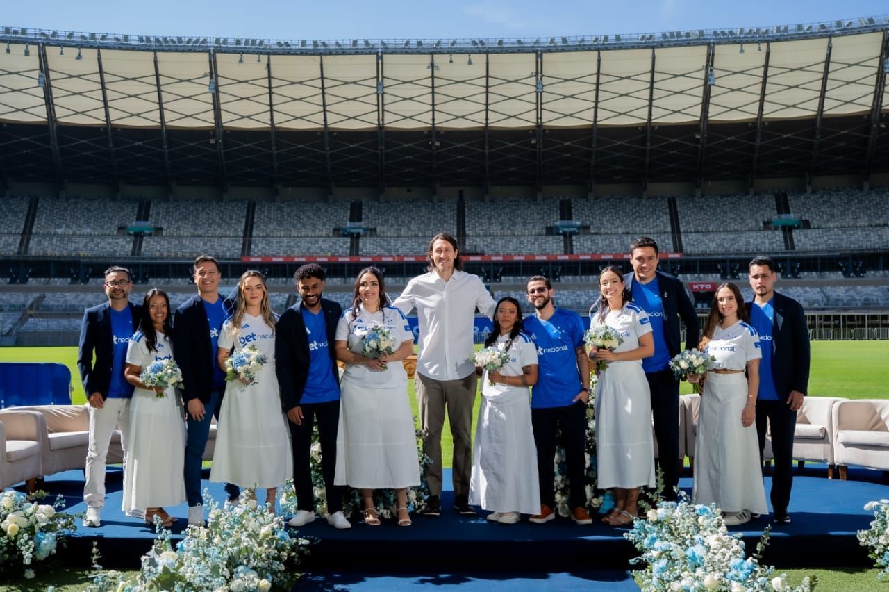 Cássio, do Cruzeiro, participa de casamento comunitário no Mineirão