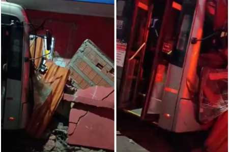 Homem bate ônibus furtado em muro de supermercado e foge em São Paulo; veja vídeo