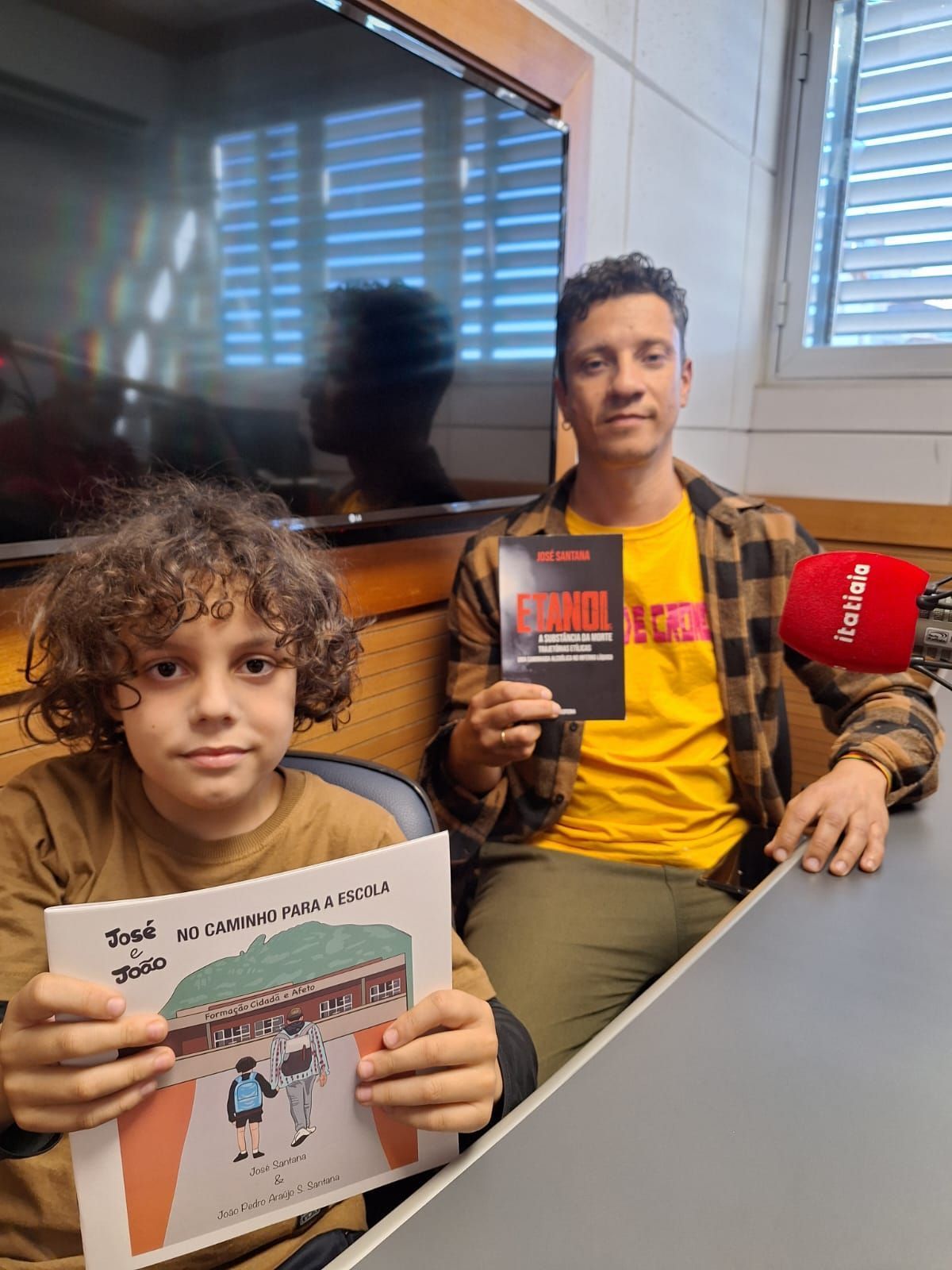 José Santana e filho João Pedro levam dois livros à Bienal Internacional do Livro de São Paulo
