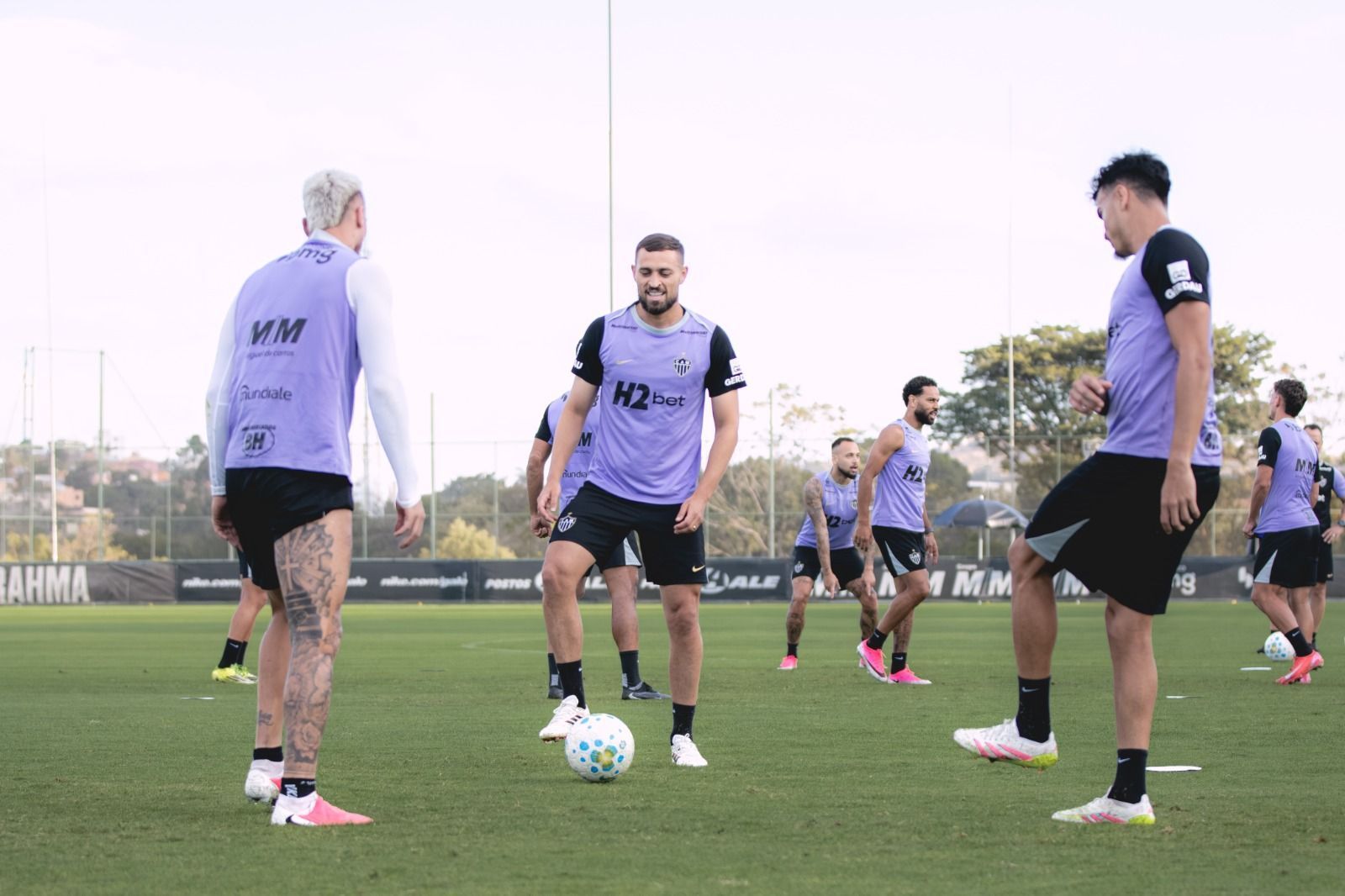 Zagueiro recém-contratado sofre lesão muscular e preocupa o Atlético