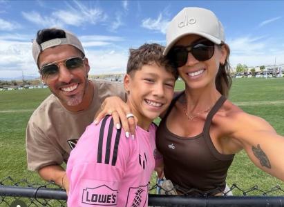 Luis Suárez ao lado da esposa e do filho nos Estados Unidos