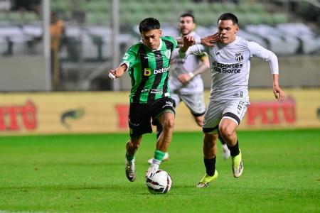 Jogadores de América e Ceará em ação pela Série B do Brasileiro