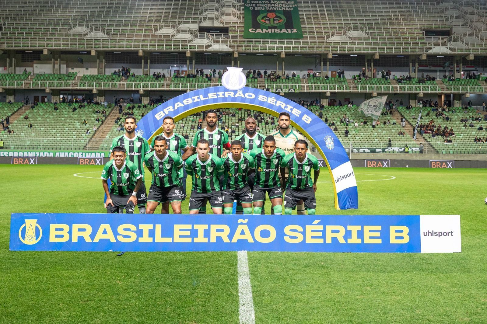 Titular do América sente dores, deixa gramado e vira preocupação