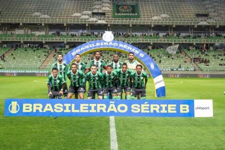Jogadores do América antes de partida com o Ceará