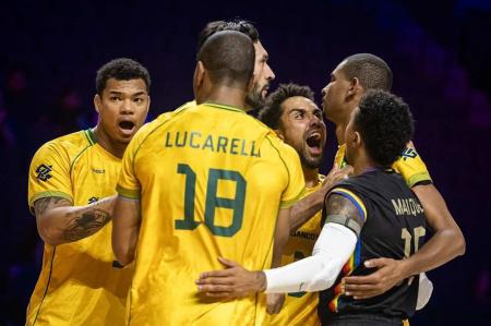 Jogadores do Brasil comemoram ponto marcado contra a China