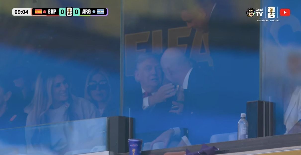 Ronaldo leva troféu da Copa do Mundo a Donald Trump em camarote na final