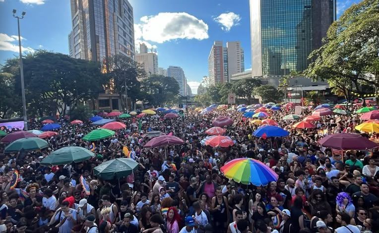 Parada LGBTQIAPN+ leva trios elétricos e celebra a diversidade nas ruas de Belo Horizonte