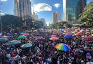 Parada LGBTQIAPN+ leva trios elétricos e celebra a diversidade nas ruas de Belo Horizonte