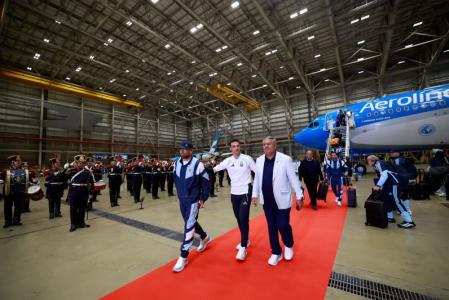 Otamendi, Scaloni e Tapia no desembarque da Argentina