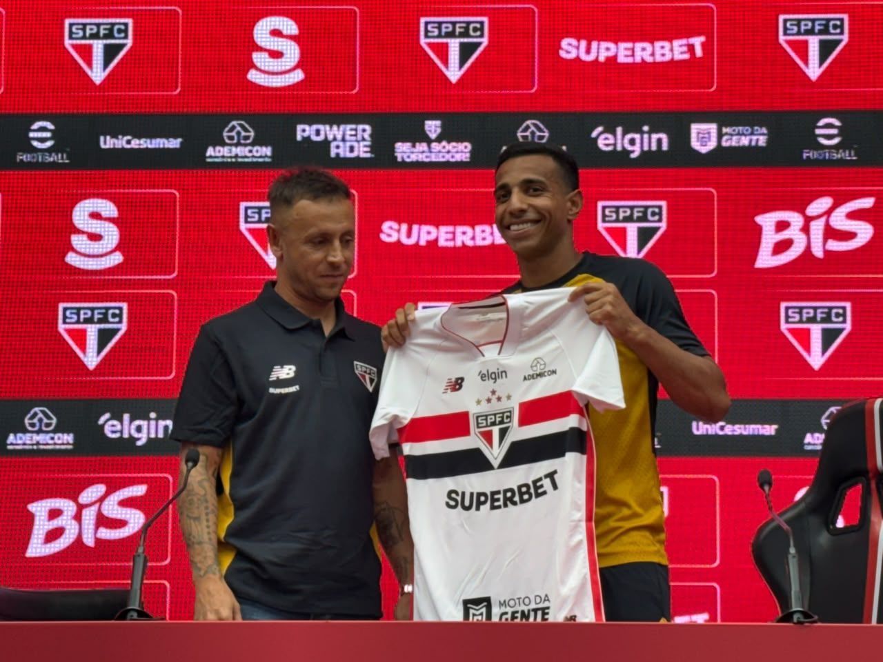 Victor Sá se emociona em apresentação e revela ser torcedor do São Paulo