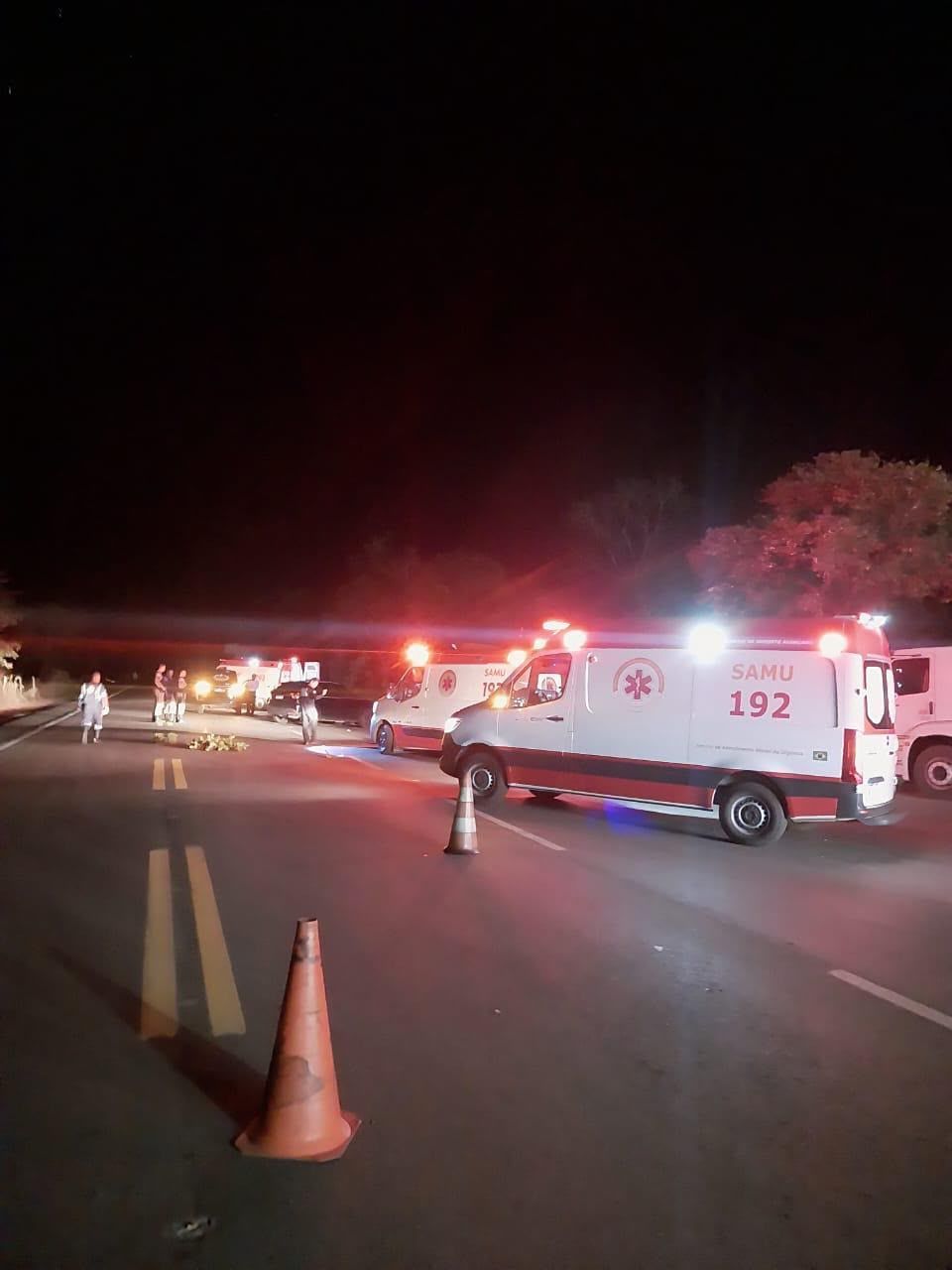 Homem morre e quatro pessoas ficam feridas em colisão entre dois carros na BR-365
