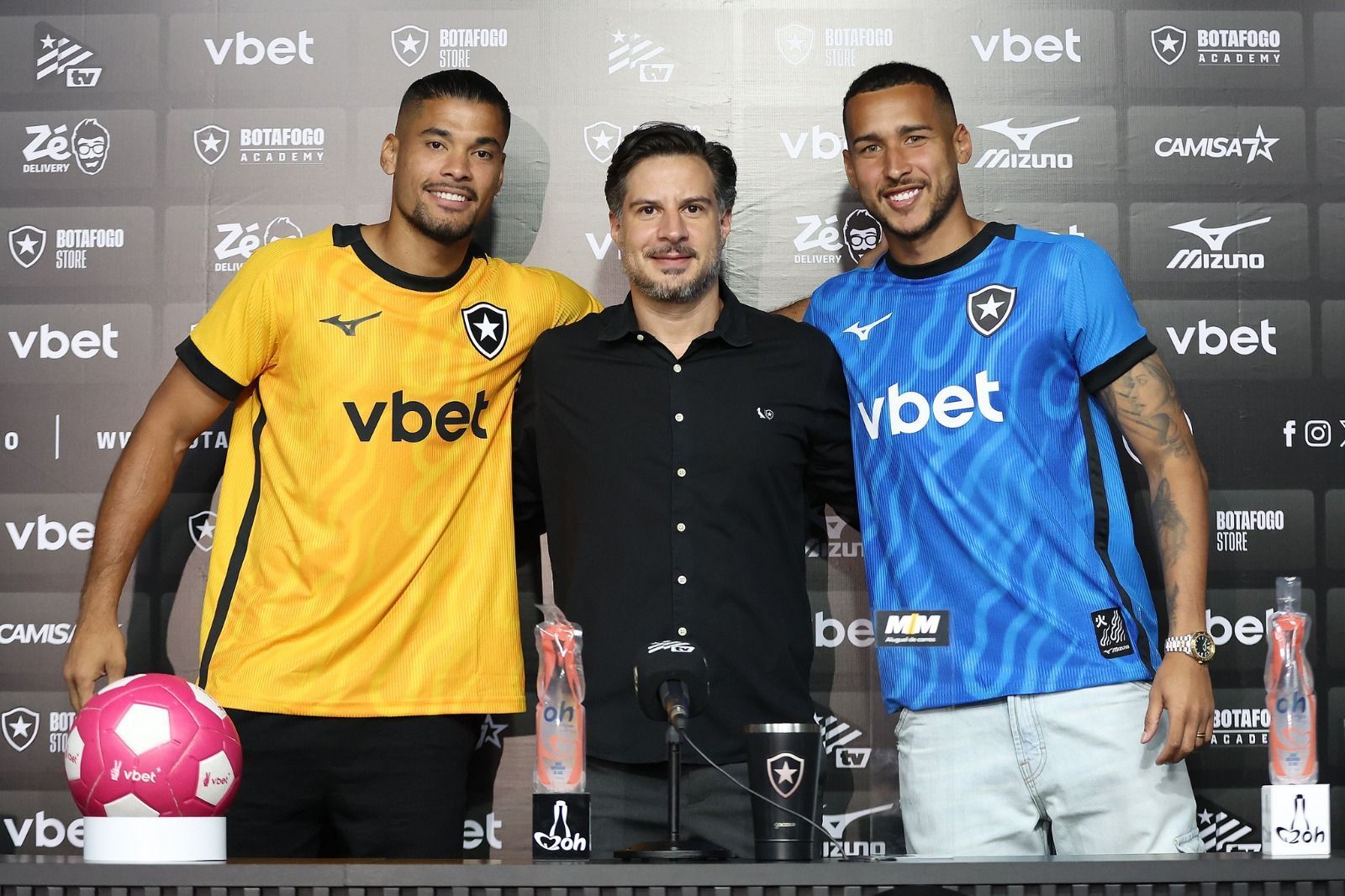 Warleson e Gabriel Batista são apresentados no Botafogo: 'Nomes na história'