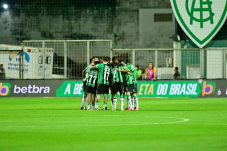 Jogadores do América antes de partida pela Série B do Campeonato Brasileiro