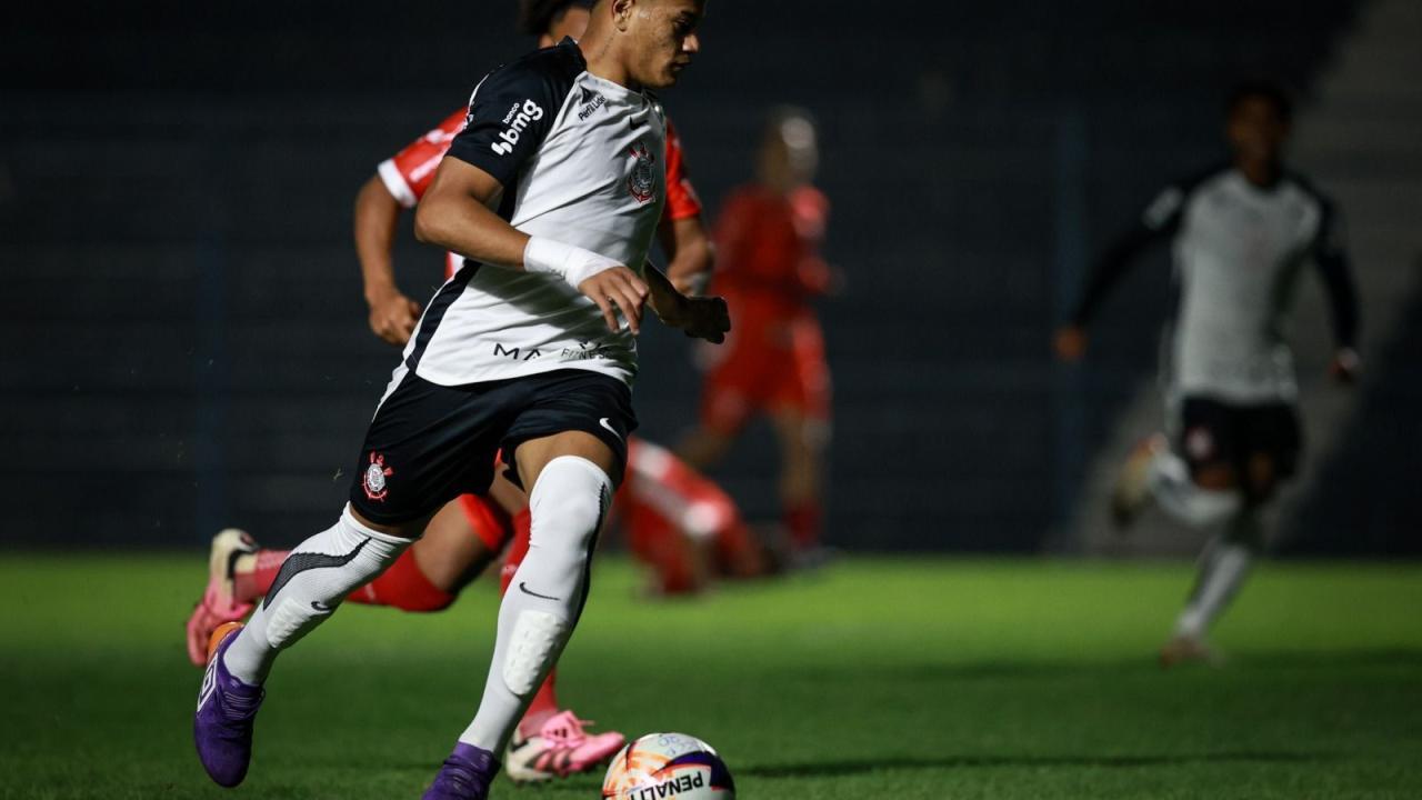 Artilheiro do sub-20 tem renovação travada no Corinthians