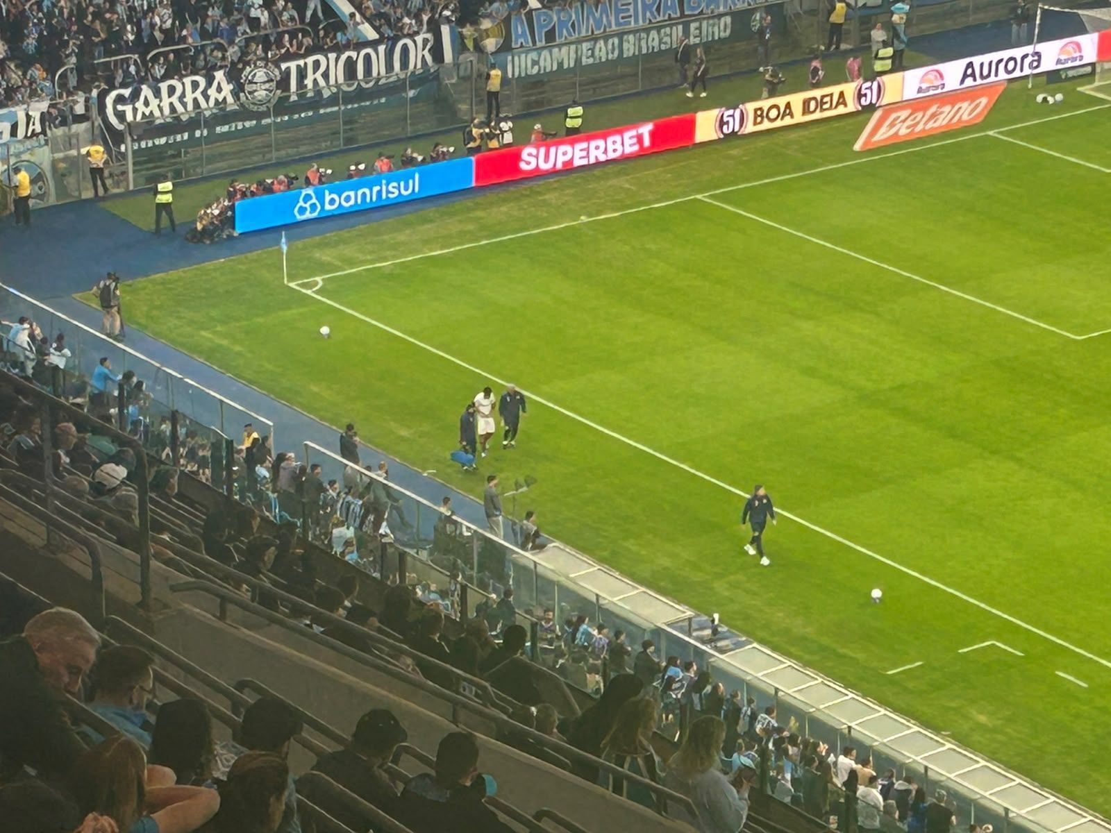 Guilherme Arana se machuca no 1º tempo de Fluminense x Grêmio e preocupa