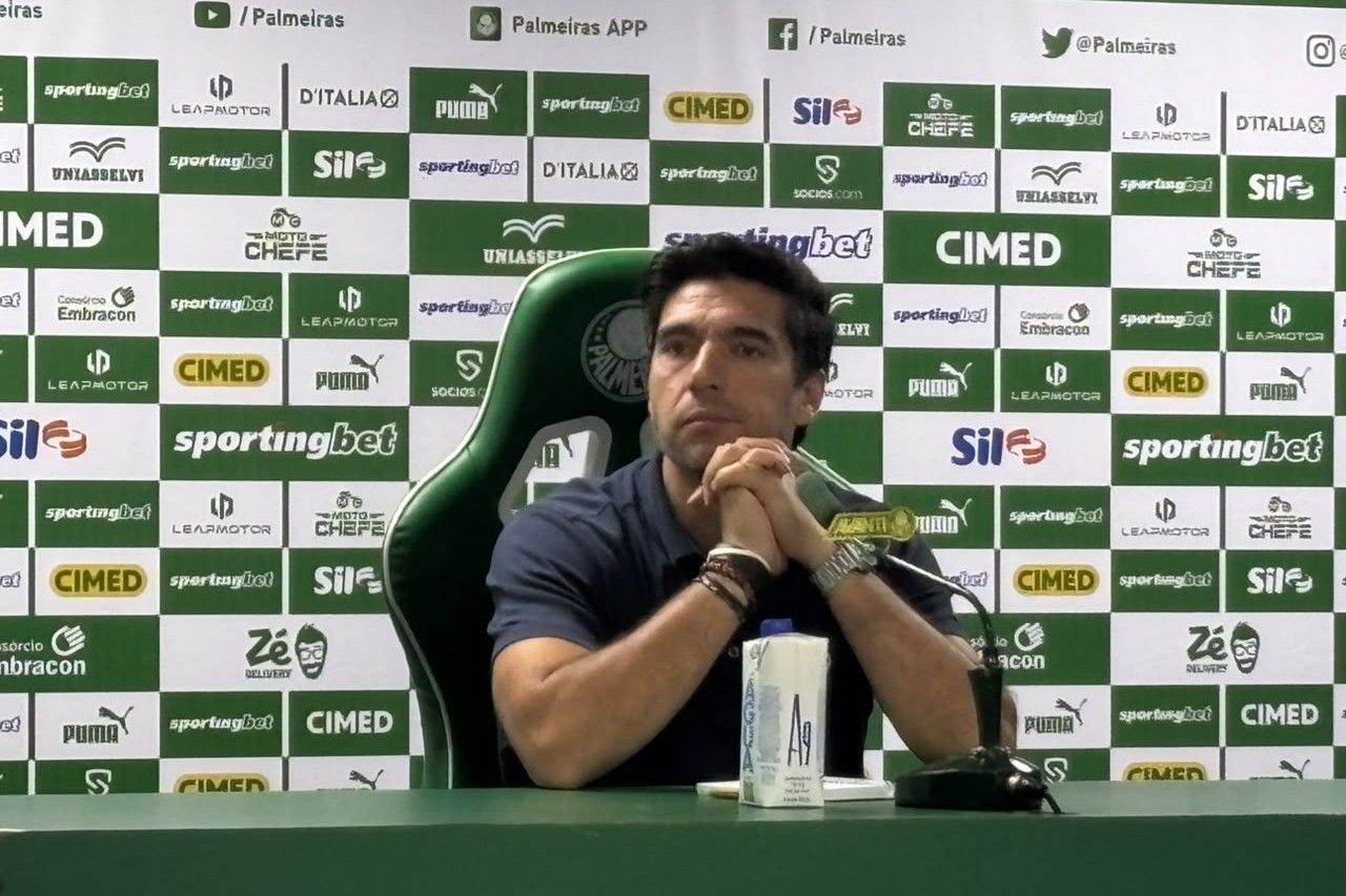 Abel evita falar sobre Danilo e abre o jogo sobre mercado do Palmeiras