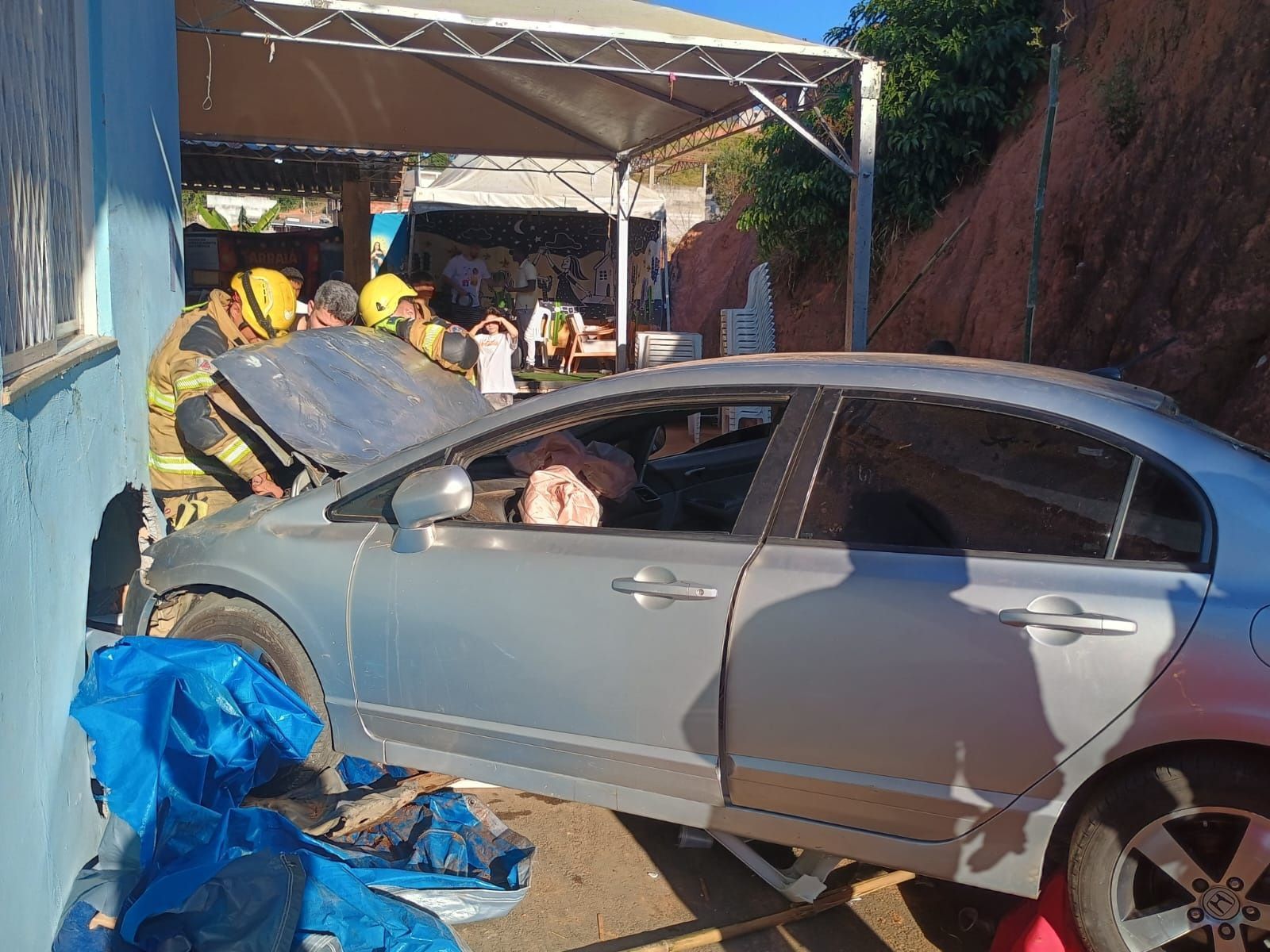 Carro cai de barranco e atinge pessoas em evento de Igreja Católica em Ubá