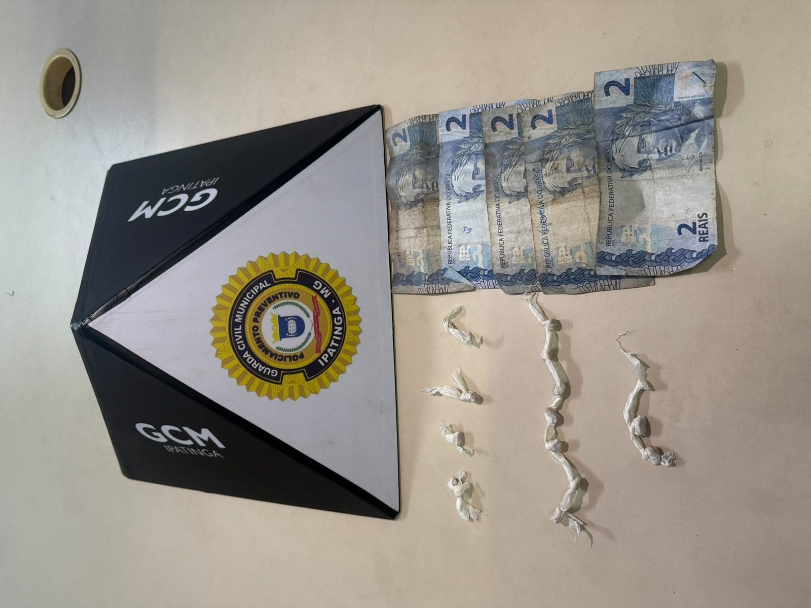 Homem é preso por suspeita de tráfico de drogas após tentar fugir da GCM no Centro de Ipatinga