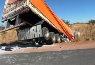 Motorista morre e outro fica ferido em acidente entre três carretas na BR-365, em Buritizeiro