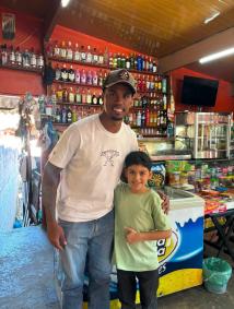 Gabriel Magalhães, zagueiro do Arsenal e da Seleção Brasileira, em Extrema, no interior de Minas Gerais