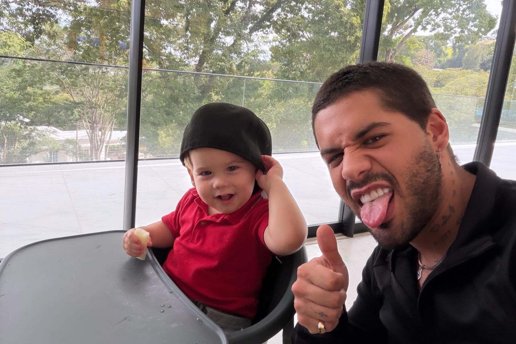 Zé Felipe ensina filho caçula a falar frase polêmica e internautas se revoltam