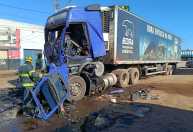 Motorista fica preso às ferragens após colisão entre carretas em Montes Claros