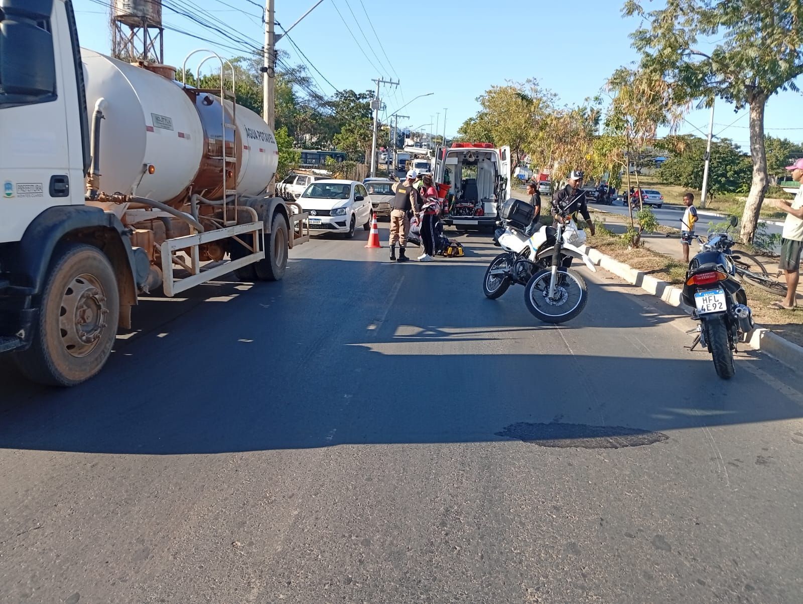 Motociclista fica ferida após colisão com carro em Montes Claros nesta tarde de terça-feira (7)