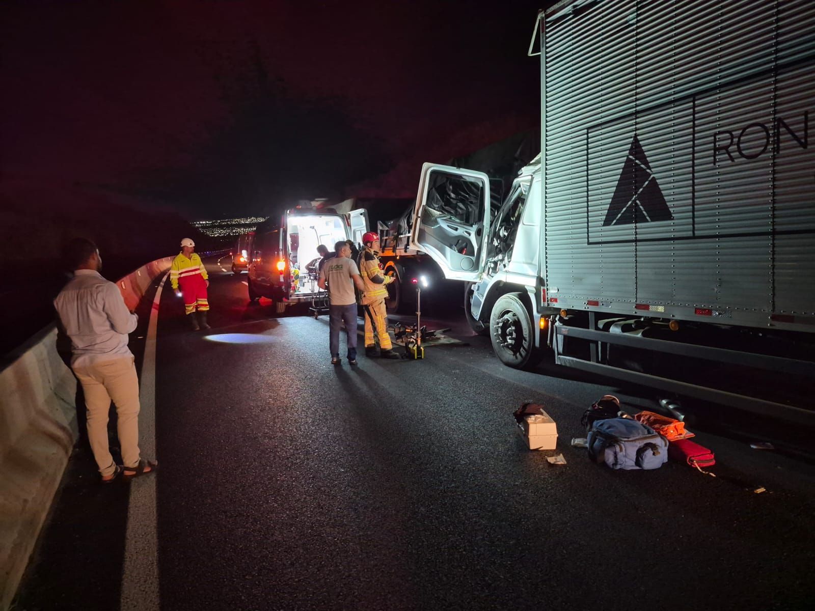 Motorista fica preso às ferragens após colisão entre caminhões na BR-135, em Montes Claros
