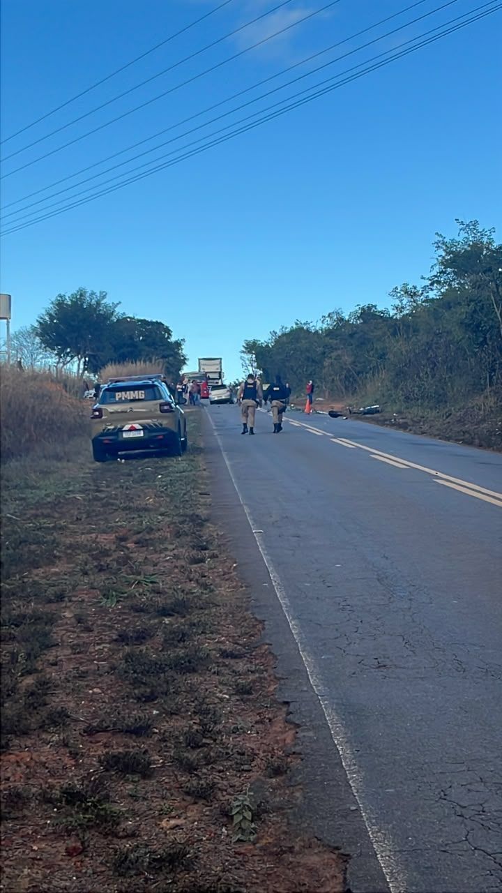 Motociclista morre após colisão com carro e carreta na MG-404, entre Taiobeiras e Salinas