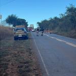 Motociclista morre após colisão com carro e carreta na MG-404, entre Taiobeiras e Salinas