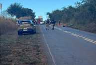 Motociclista morre após colisão com carro e carreta na MG-404, entre Taiobeiras e Salinas