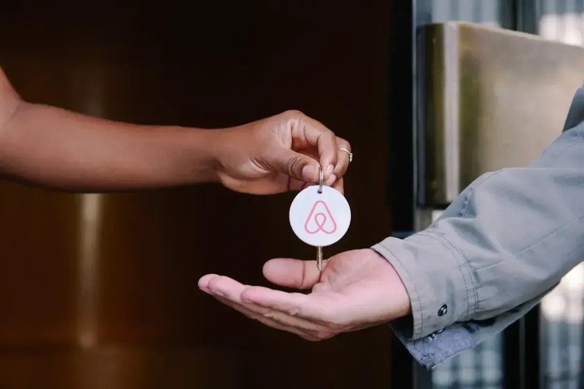 Airbnb lança programa que oferece hospedagem gratuita para pacientes em tratamento médico