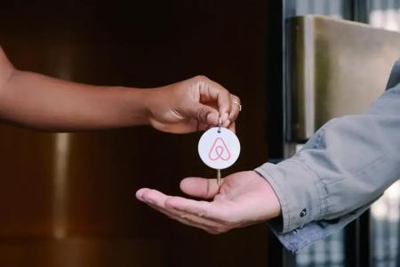 Programa do Airbnb.org oferece hospedagem gratuita para pacientes e familiares durante tratamentos médicos em outras cidades.