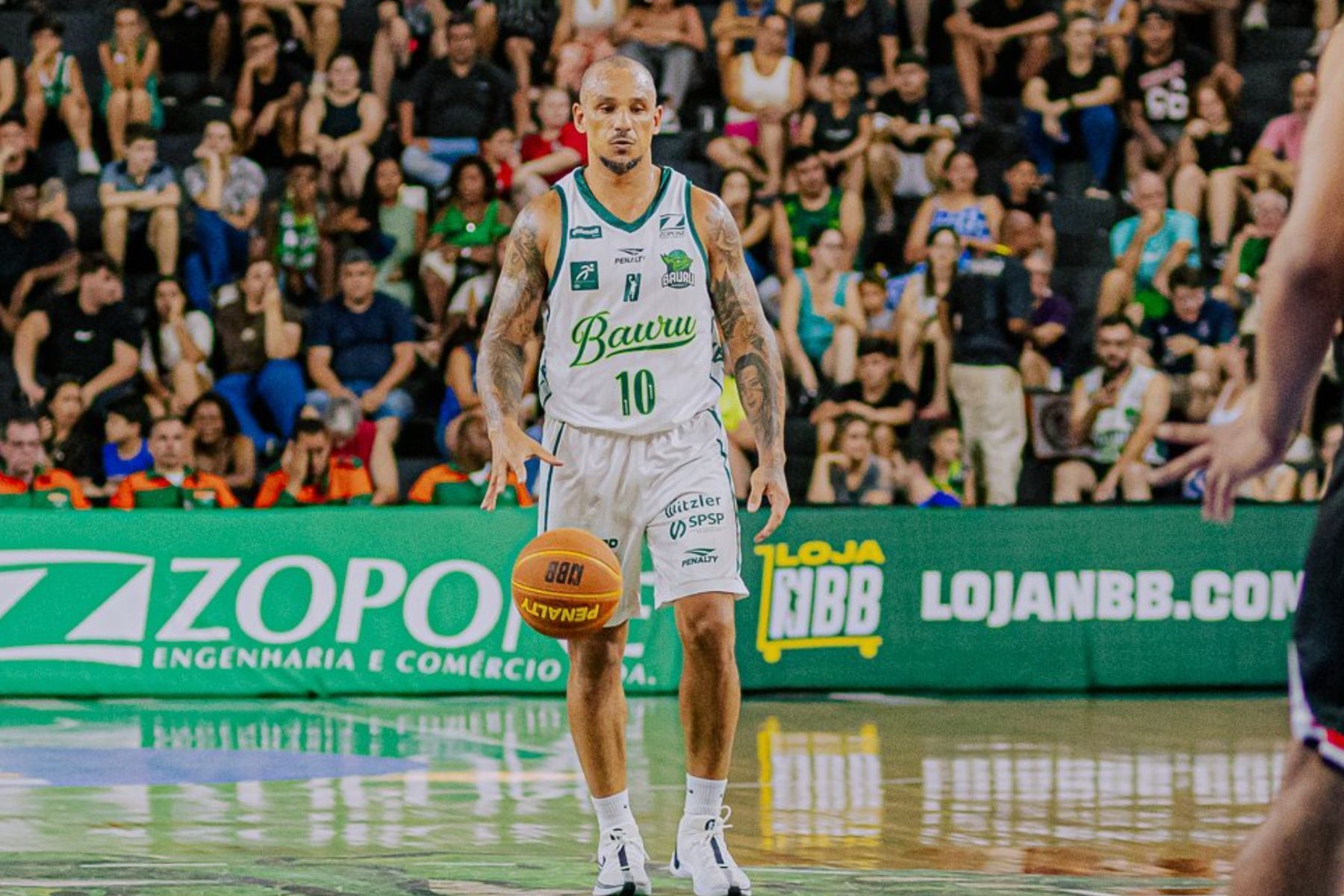 Ícone do basquete brasileiro renova contrato e vai jogar até os 47 anos no NBB