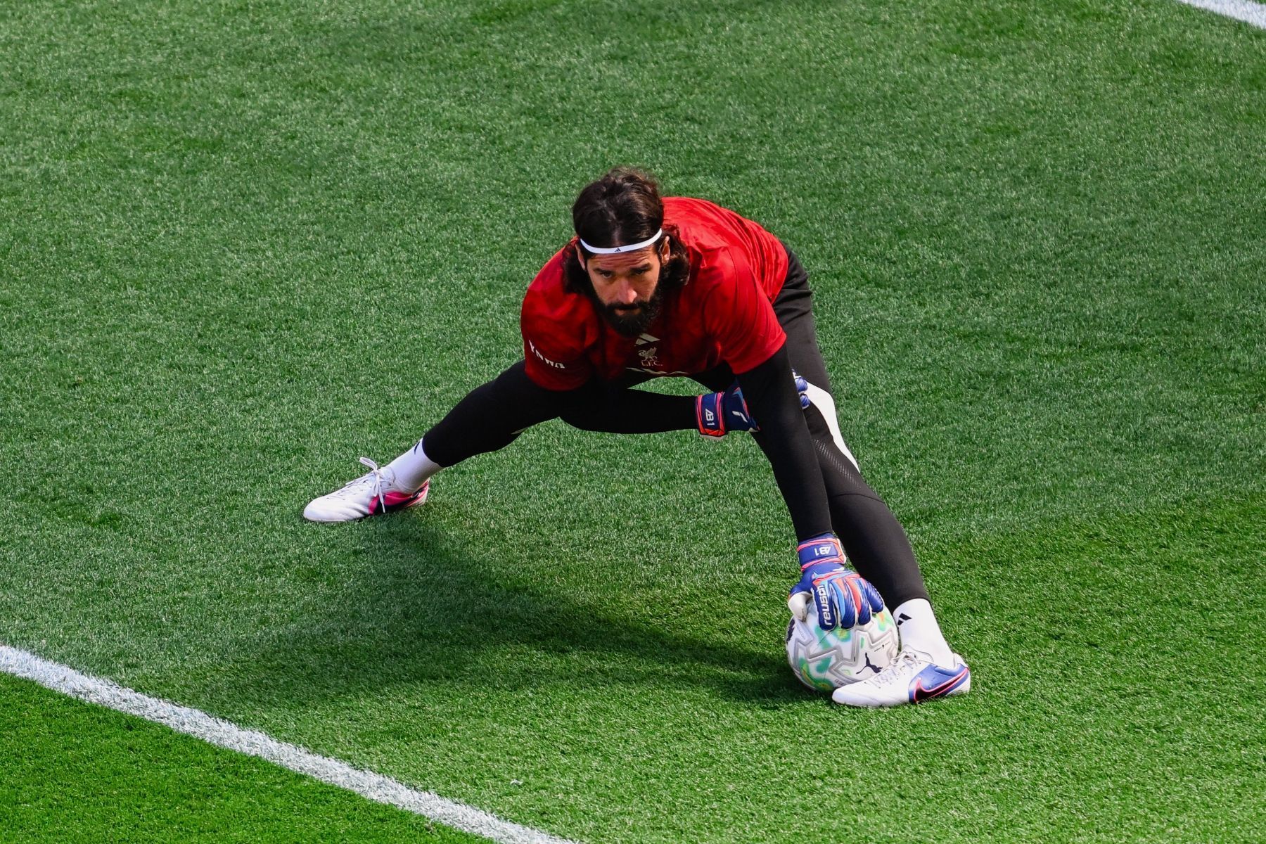 Alisson atrai interesse da Arábia, e Liverpool toma decisão sobre futuro do goleiro