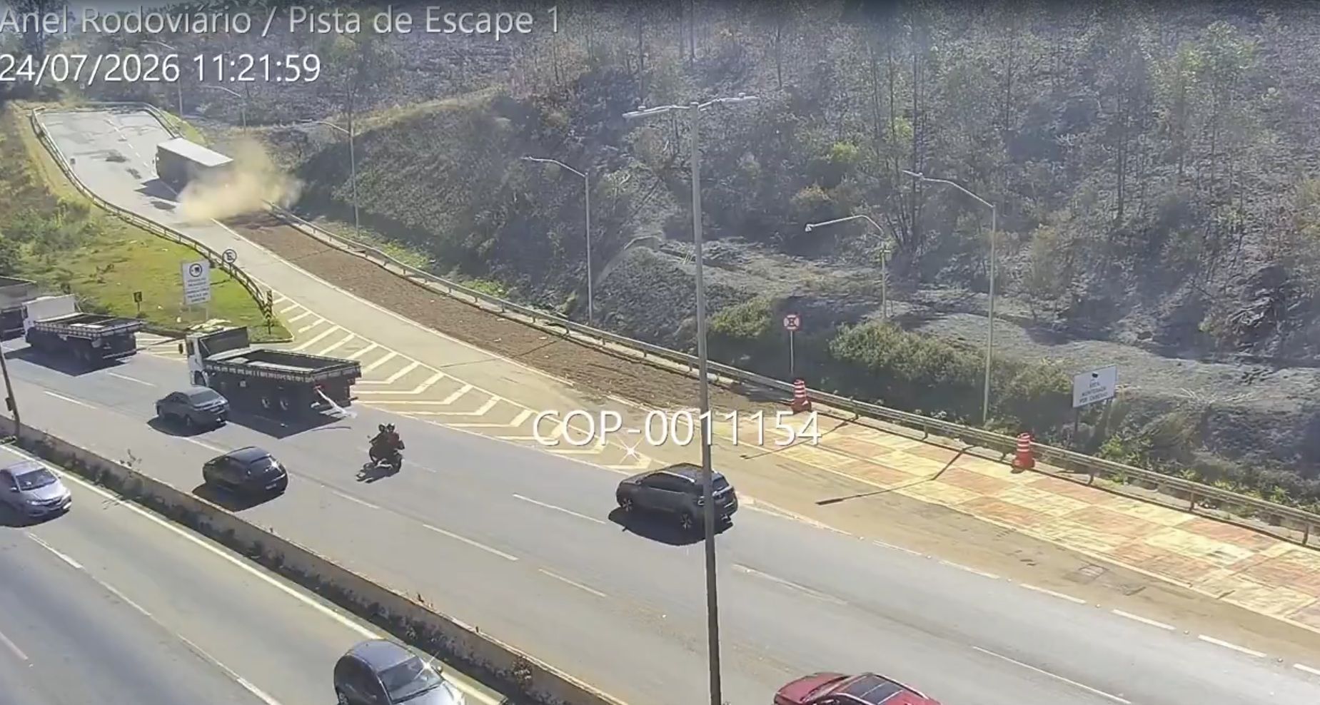 Vídeo: caminhão usa área de escape do Anel Rodoviário de Belo Horizonte