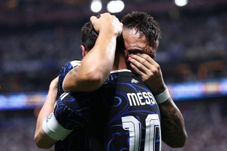Lautaro emocionado após marcar o gol da virada contra a Inglaterra