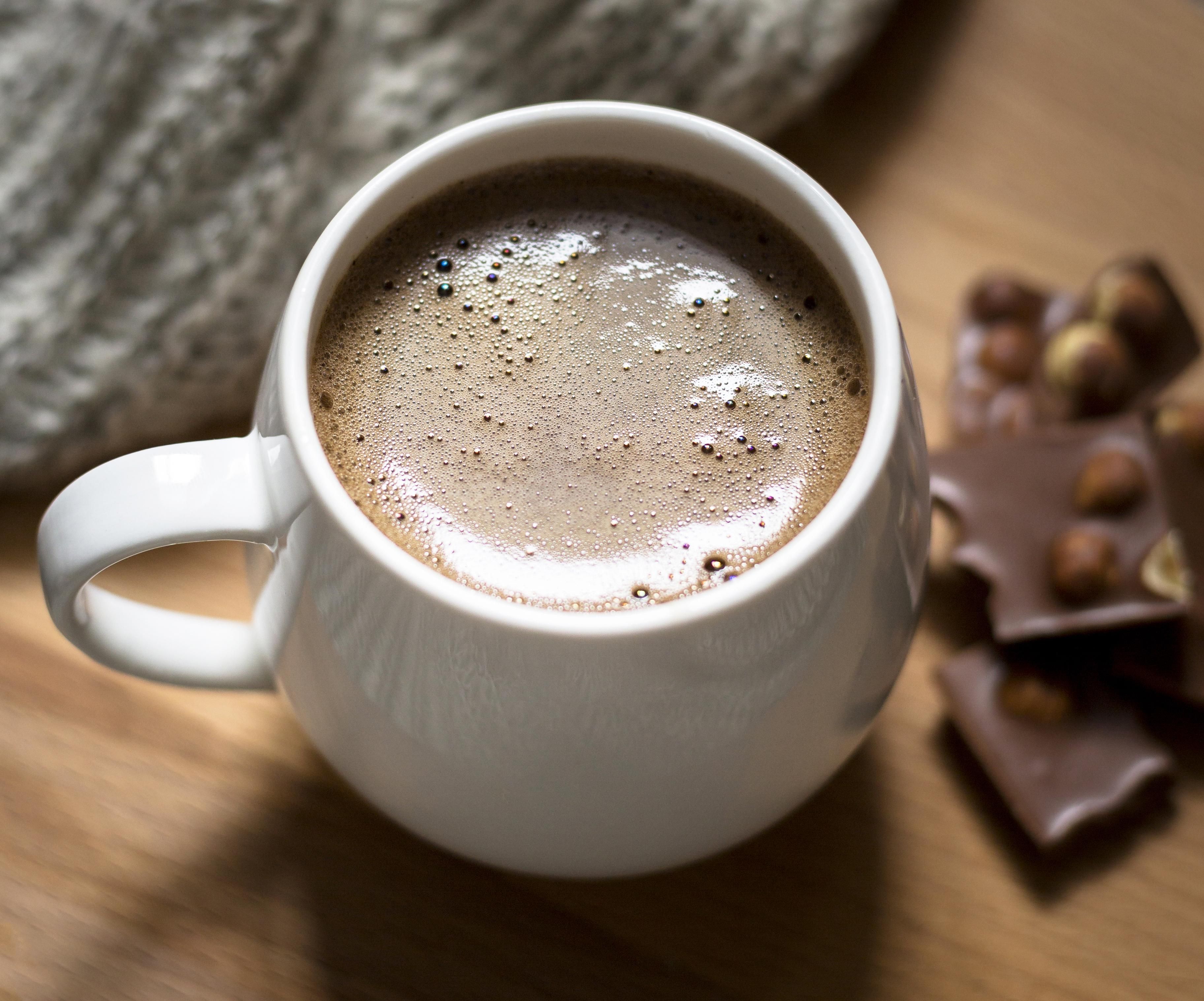 Frio pede chocolate quente: veja a versão fit sem excesso de açúcar