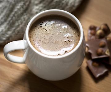 Cremoso e fácil de preparar, o chocolate quente fit pode ser servido no café da manhã ou no lanche da tarde.